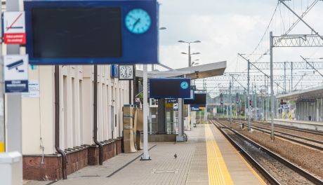 Od 2023 r. pociągi do Warszawy pojadą szybciej