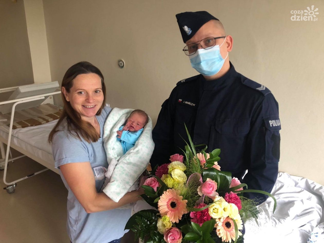 Kobieta zaczęła rodzić pod szpitalem w Kozienicach, poród odebrał policjant