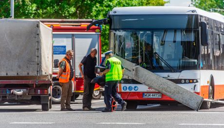 Okulickiego/Kielecka wypadek autobus z busem (zdjęcia)
