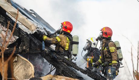 17 zastępów straży pożarnej gasi pożar w Poświętnem [WIDEO]