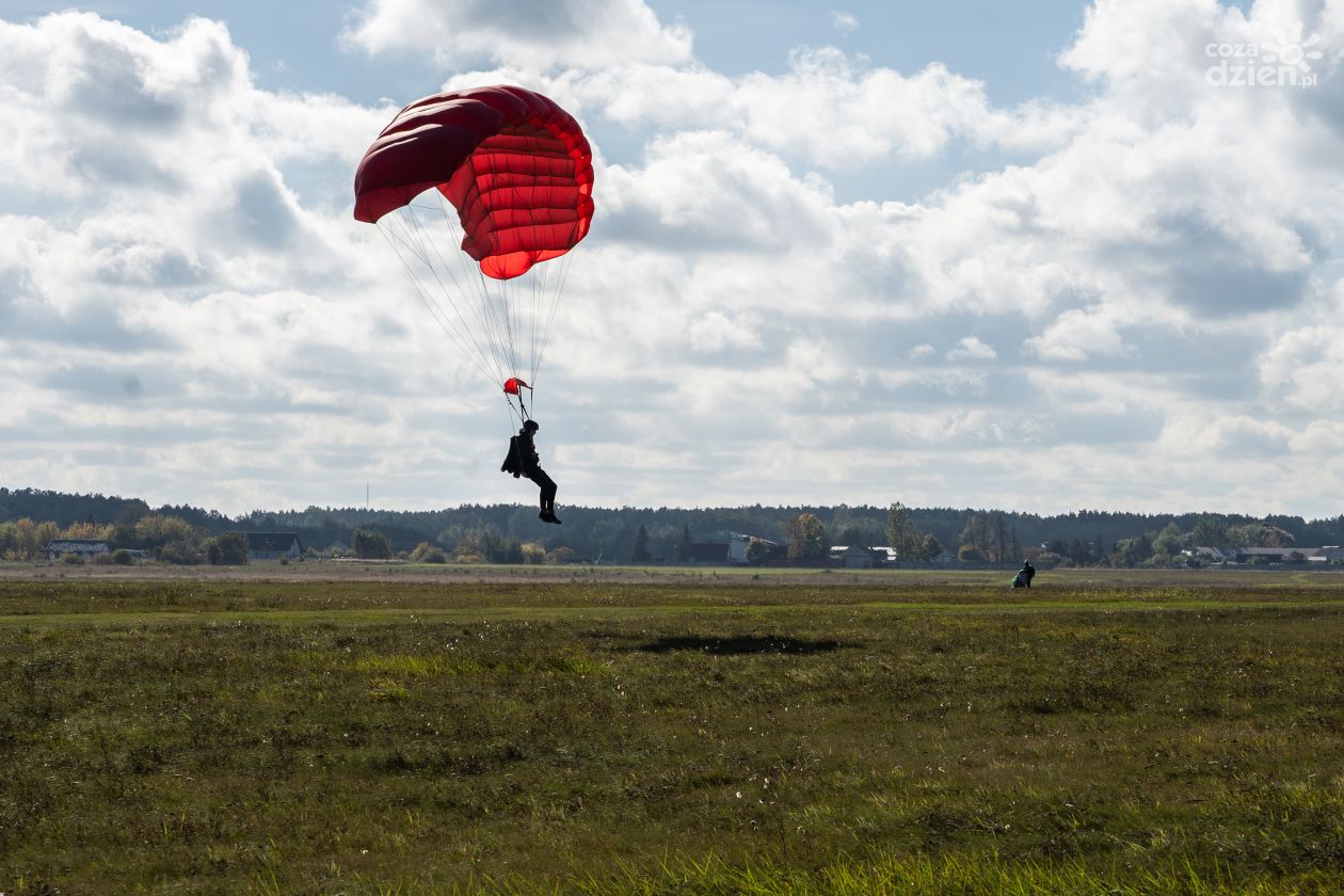Skoki spadochronowe uczniów ZDZ w Aeroklubie Radomskim (zdjęcia)