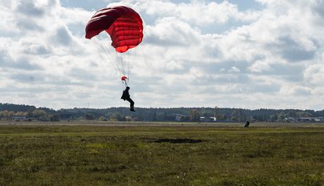Skoki spadochronowe uczniów ZDZ w Aeroklubie Radomskim (zdjęcia)